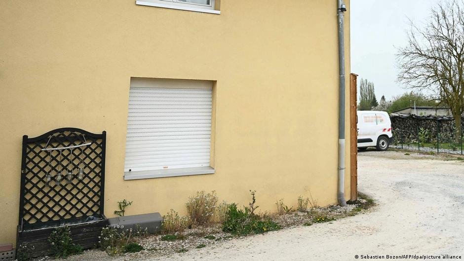 Criança é salva após ser mantida em van por dois anos