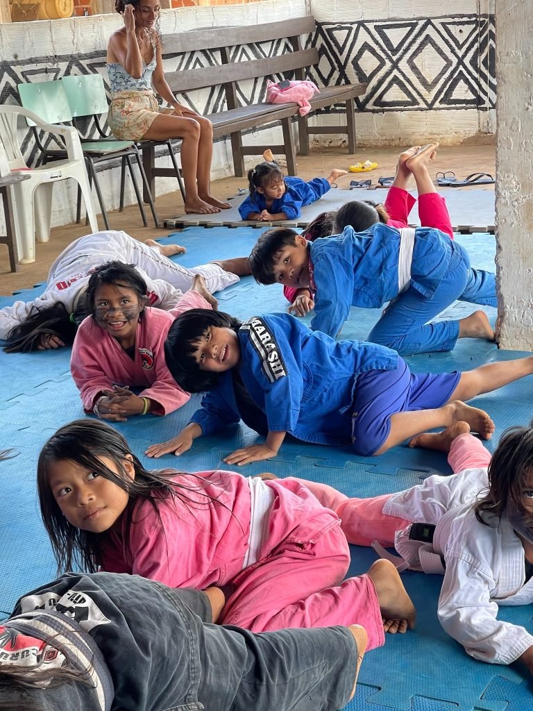 Projeto social ensina jiu jitsu para crianças indígenas no Noroeste