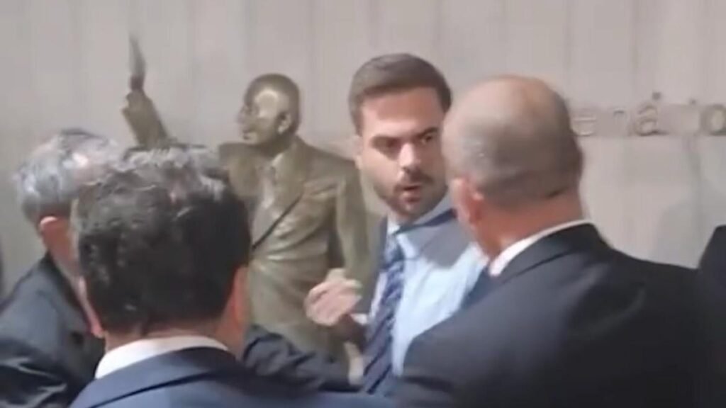 Deputado registra ocorrência após assessor de Janones interromper live