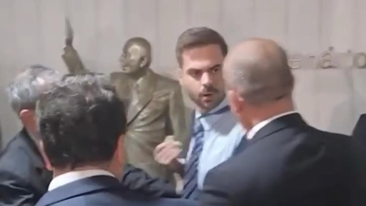 Deputado registra ocorrência após assessor de Janones interromper live