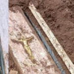 Descoberta chocante: ossada é encontrada em caixão no quintal Descoberta chocante: ossada é encontrada em caixão no quintal