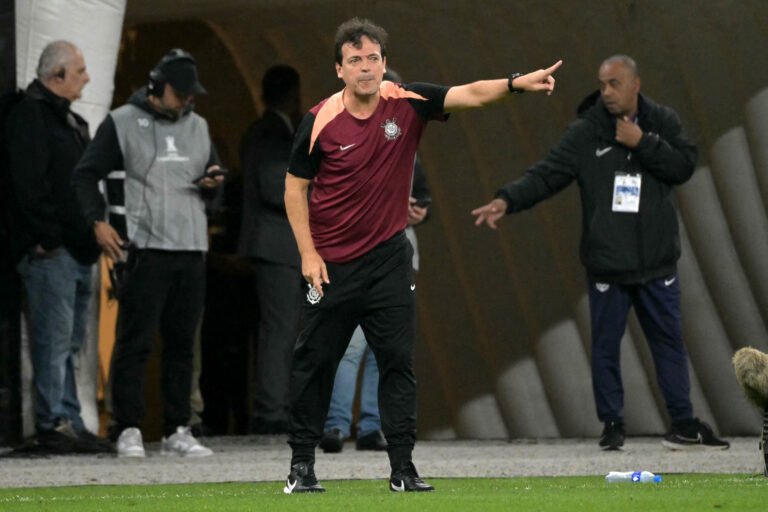 Diniz exalta postura do Corinthians e defende escalação fixa