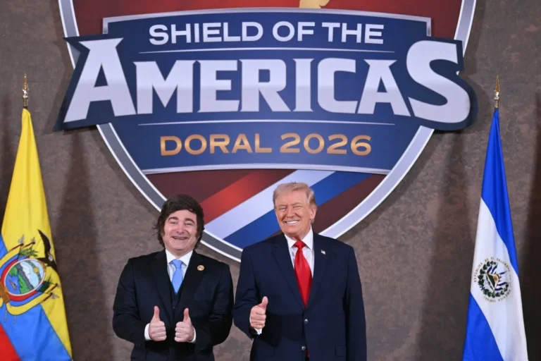 Trump e o presidente da Argentina, Javier Milei, posam para foto no início da cúpula do Escudo das Américas (Foto: Saul Loeb/AFP)