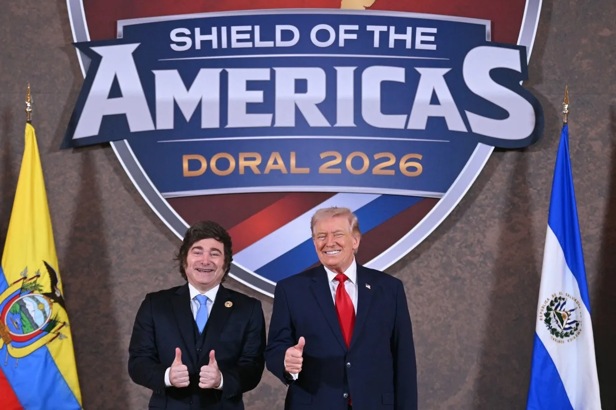 Trump e o presidente da Argentina, Javier Milei, posam para foto no início da cúpula do Escudo das Américas (Foto: Saul Loeb/AFP)