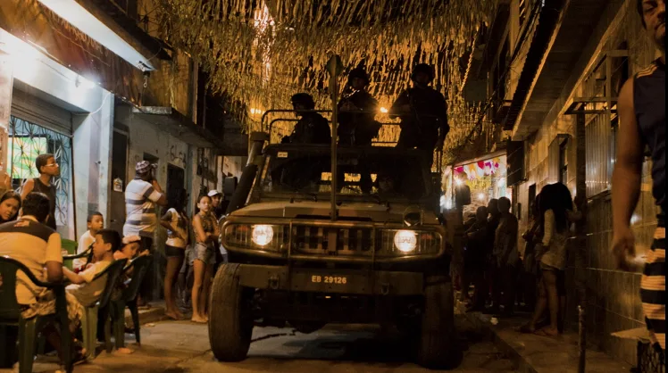 Documentário "Cheiro de Diesel" registra os traumas deixados pela ocupação das favelas nos morros do Rio de Janeiro pelas Forças Armadas entre 2014 e 2018