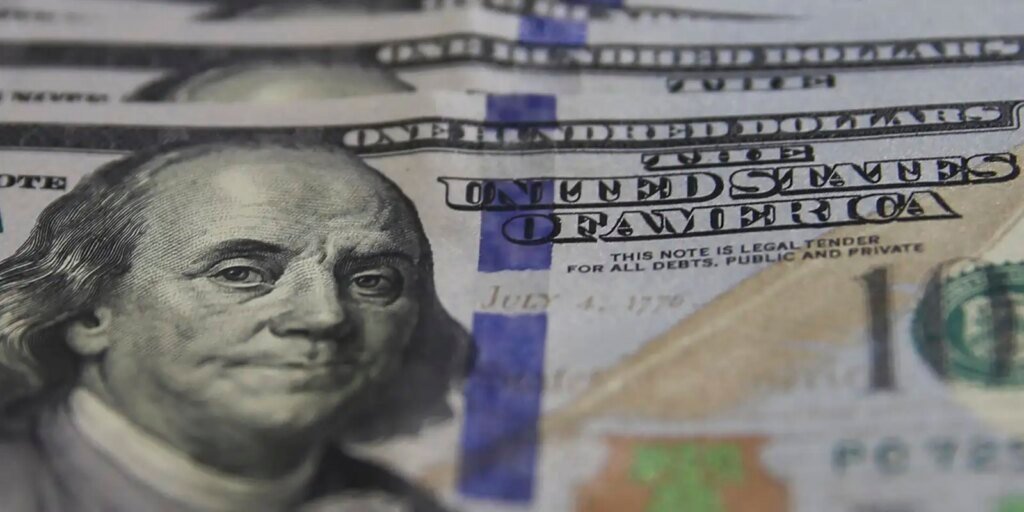 Dólar encerra abaixo de R$ 5; mercado espera resolução de conflitos