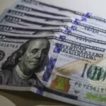Dólar encerra dia a R$ 4,95, menor valor em dois anos