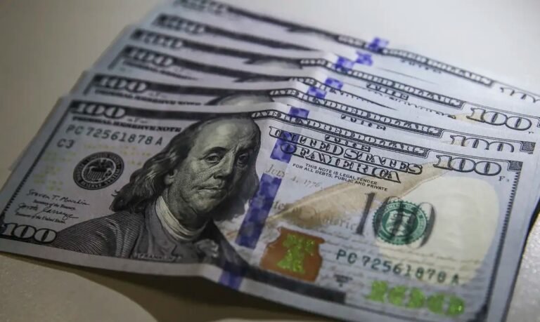 Dólar fecha em R$ 4,95, menor nível em dois anos