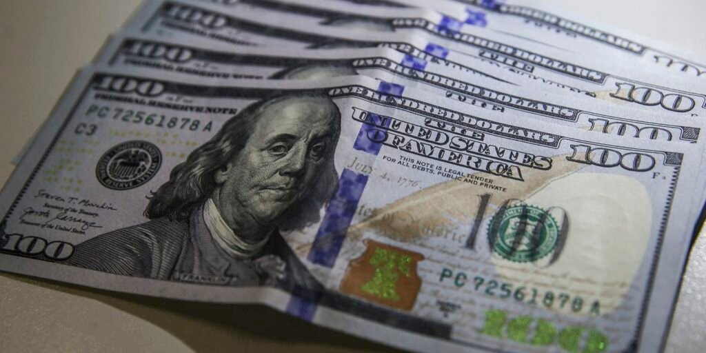 Dólar volta a níveis anteriores à guerra; Bolsa reage positivamente