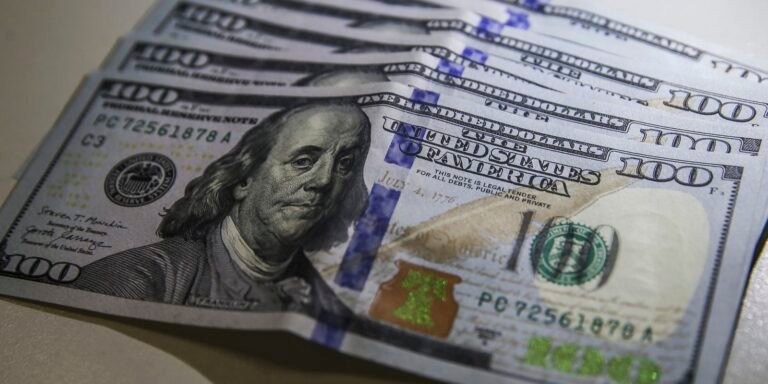 Dólar volta a níveis anteriores à guerra; Bolsa reage positivamente