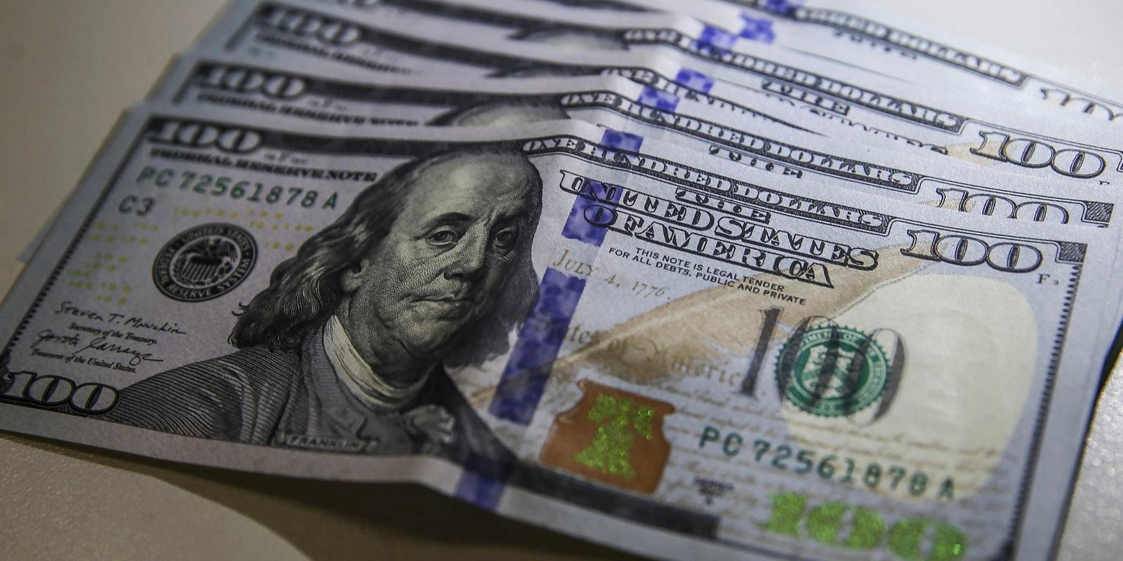 Dólar volta a níveis anteriores à guerra; Bolsa reage positivamente