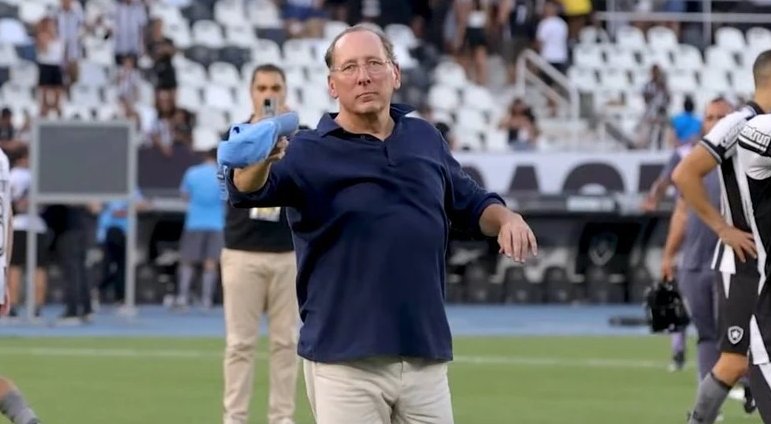 Eagle coloca SAF do Botafogo à venda em jornal britânico