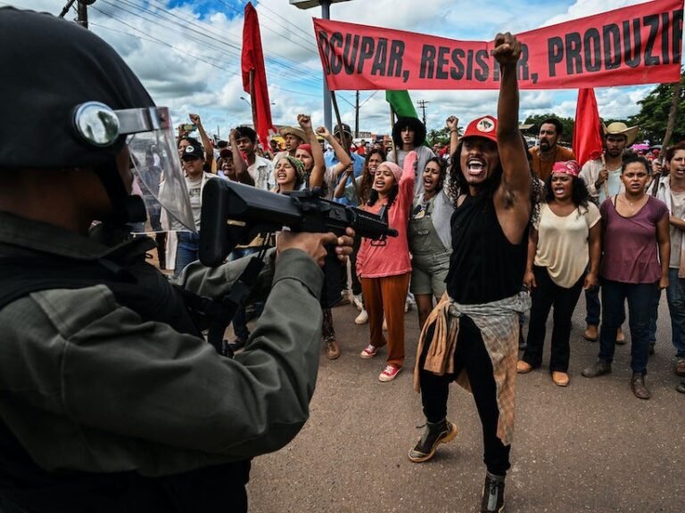 Encenação da Marcha Interrompida no Massacre de Eldorado do Carajás para a peça Antígona na Amazônia. Nelson Almeida AFP