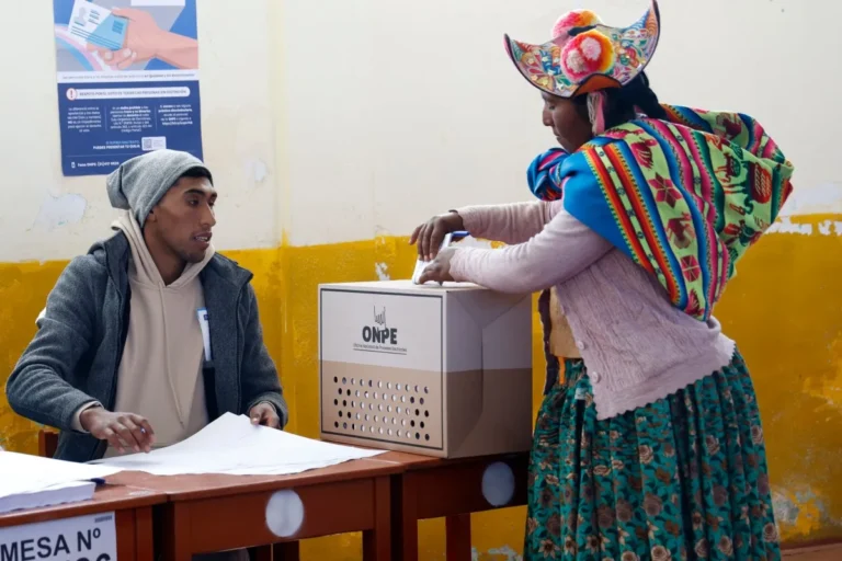 Mulher indígena vota durante a eleição presidencial em Coata, província de Puno