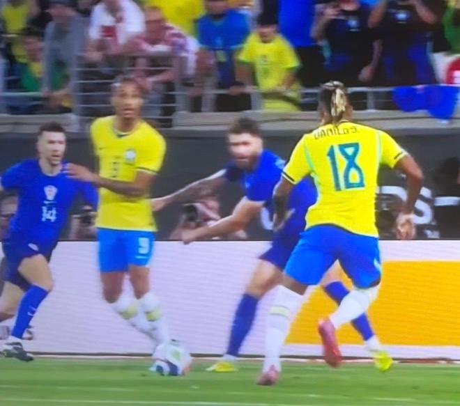 Endrick muda o jogo, salva o Brasil e segura o técnico Ancelotti