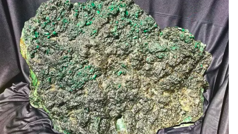 Esmeralda de 142 kg é leiloada a partir de R$ 80 milhões