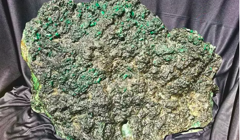 Esmeralda de 142 kg é leiloada a partir de R$ 80 milhões