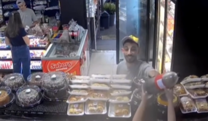 garrafa de refrigerante explode perto de funcionários em panificadora