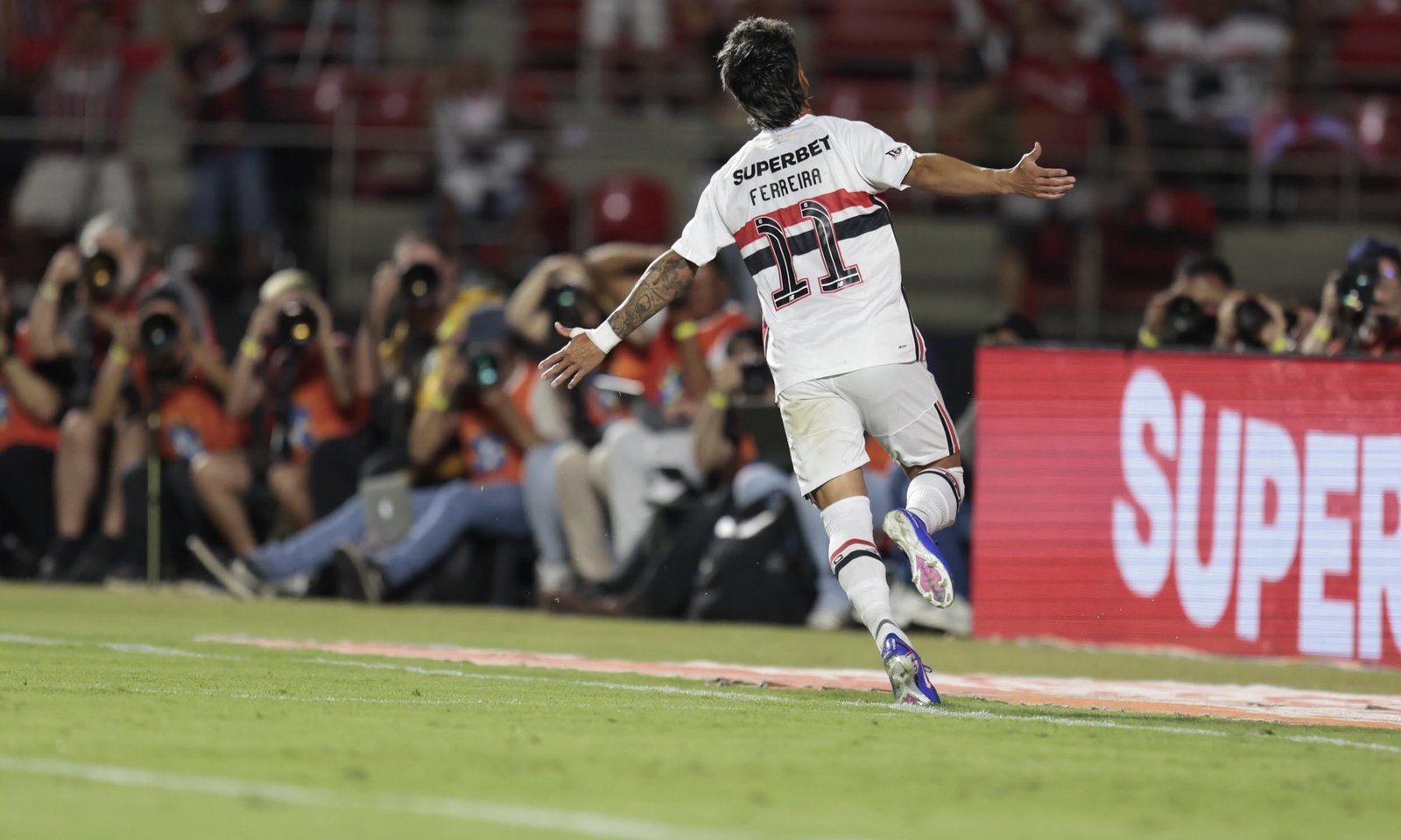 Ferreira brilha e São Paulo vence o Cruzeiro em grande atuação