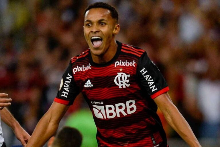 Flamengo exige pagamento do Almería por venda de Lázaro