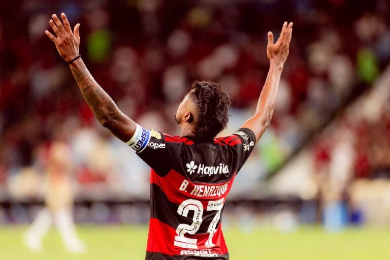 Flamengo vence Independiente Medellín e assume liderança na Libertadores