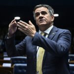 Flávio controla eleição, mas corre risco de perder tudo