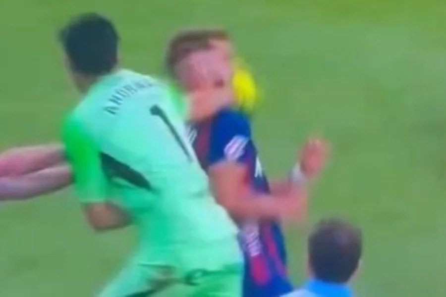 Goleiro agride rival após expulsão em jogo na Espanha; veja