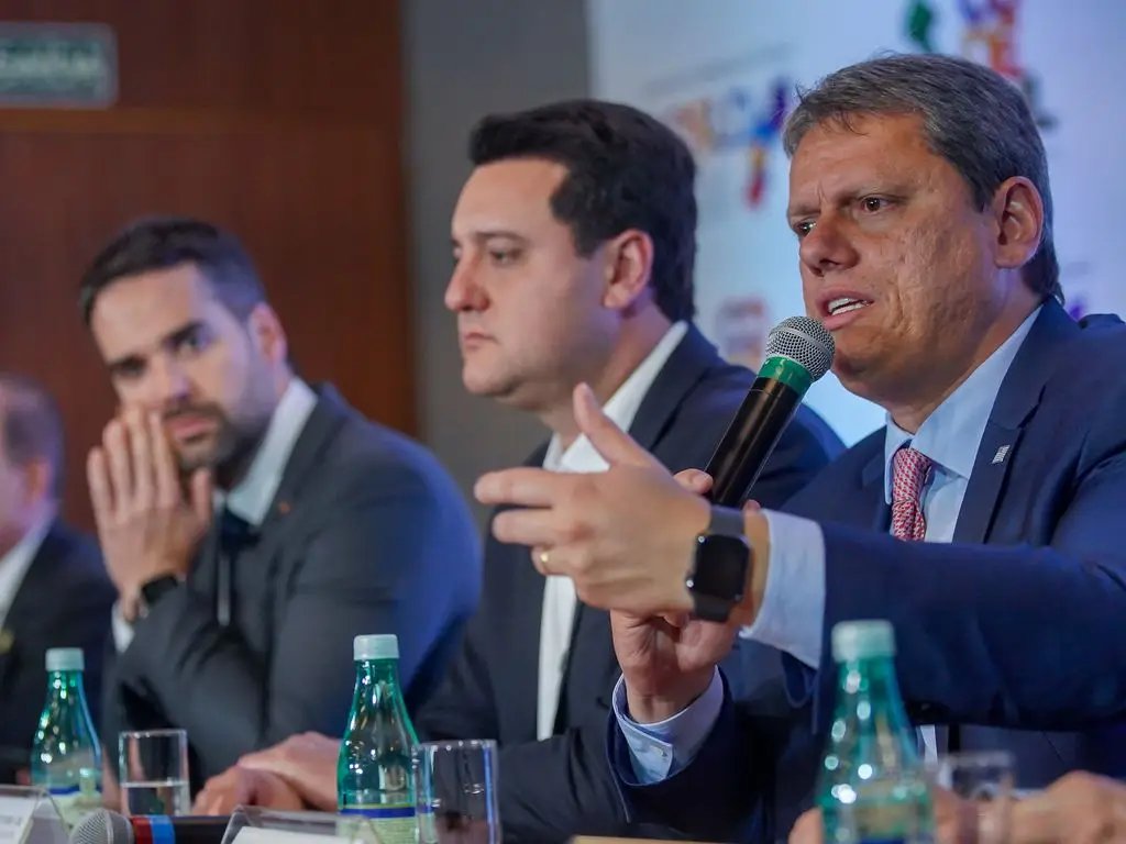 Governadores desistem de eleições e permanecem no cargo até 2026