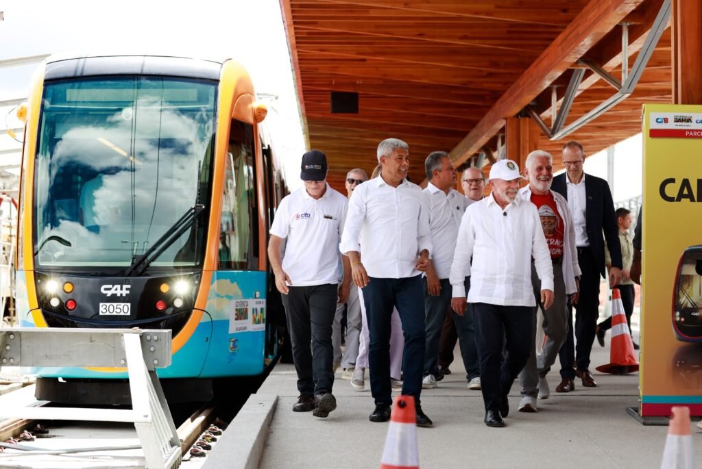 Governo da Bahia cancela licitação de VLT após anúncio com Lula