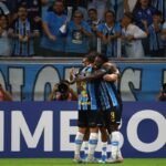 Grêmio supera Coritiba em partida polêmica e retoma vitórias no Brasileirão