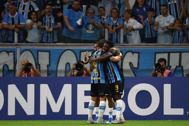 Em jogo com 3 gols anulados e 2 expulsões, Grêmio bate Coritiba e volta a vencer no Brasileirão