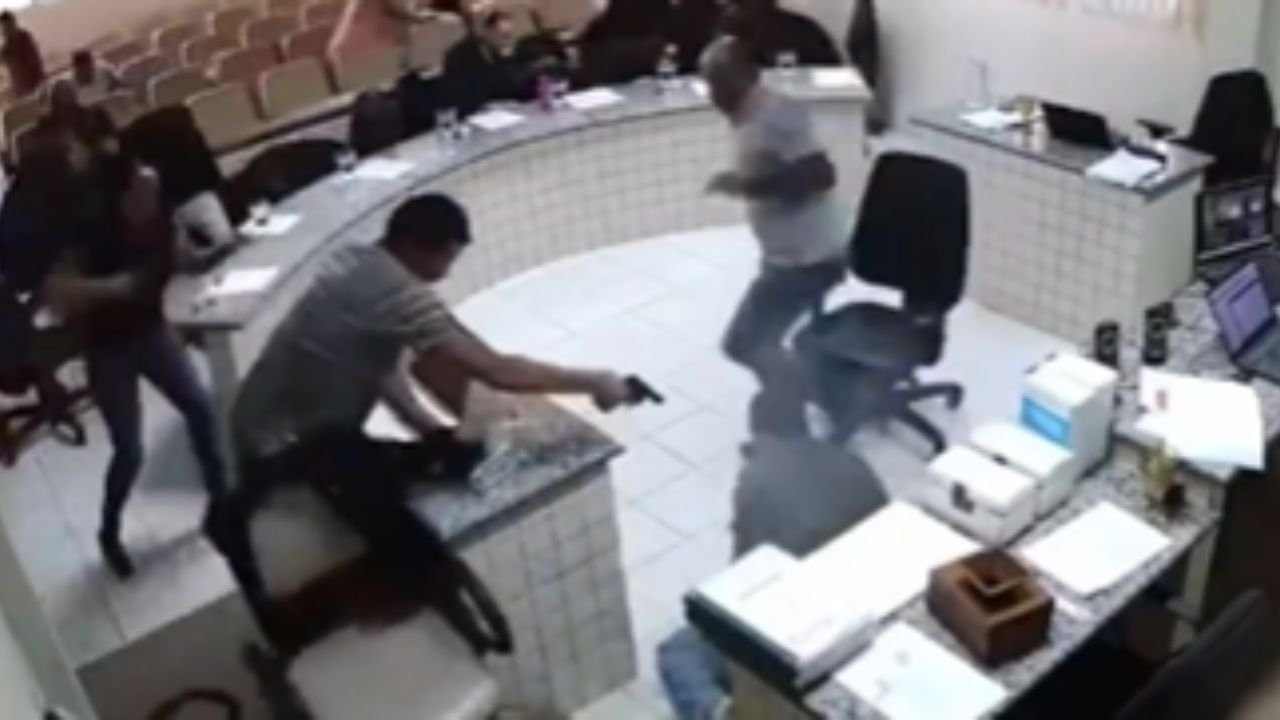 Homem absolvido por matar assassino do pai; entenda o caso