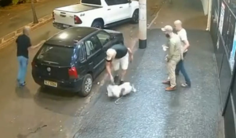 ao proteger mulher de agressão, homem e cachorro são esfaqueados