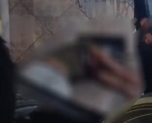 Homem é morto a tiros; suspeitos fogem em veículo vermelho