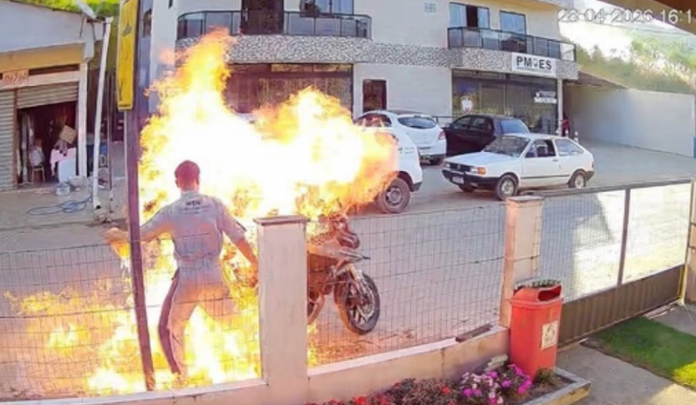 revoltado com apreensão, homem põe fogo em moto e fere a própria mãe