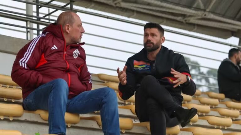 Ídolo da Série A critica base: "grupo de vagabundos"