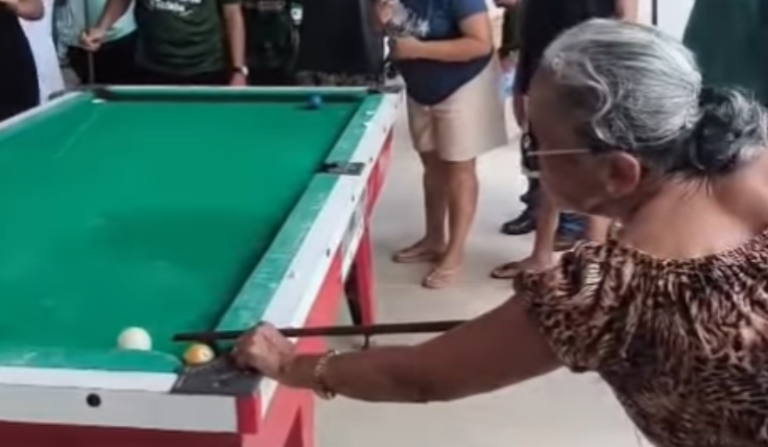idosa 'Raimundinha' impressiona com tacada final em jogo de sinuca