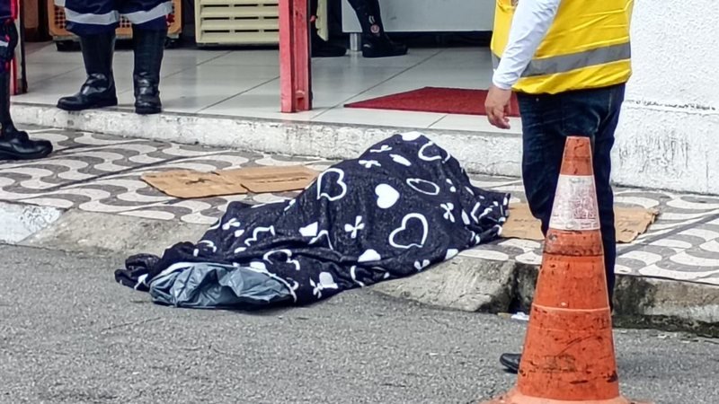 Idoso tem mal súbito e morre em calçada no Centro de Maceió