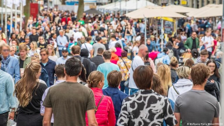 Imigração na União Europeia atinge recorde histórico em 2025