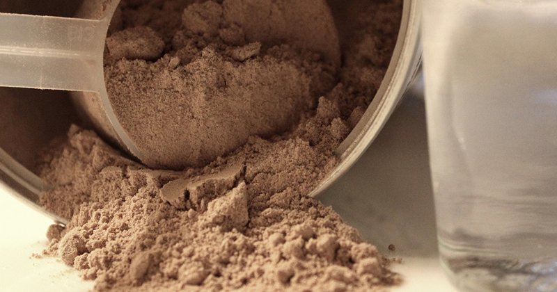 Imagem de um scoop cheio de whey protein