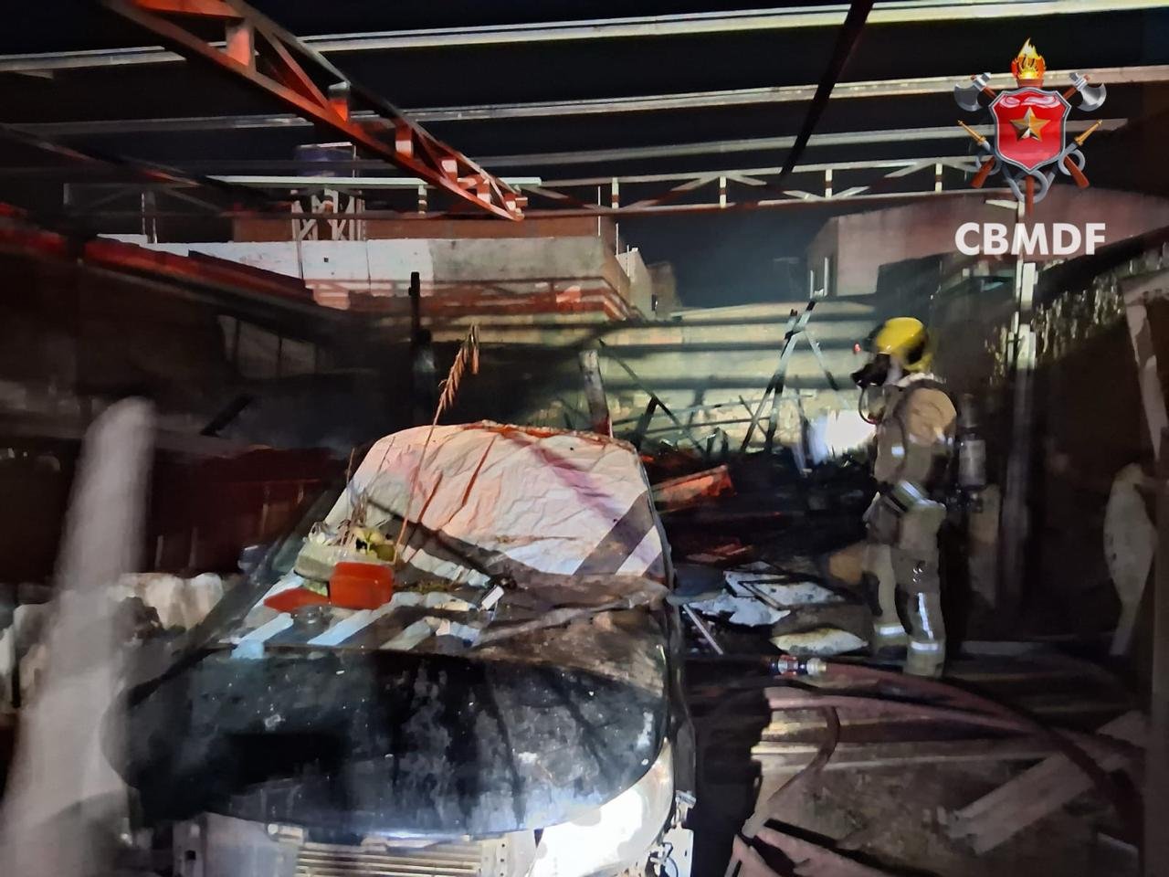 Incêndio atinge oficina em Samambaia durante a madrugada