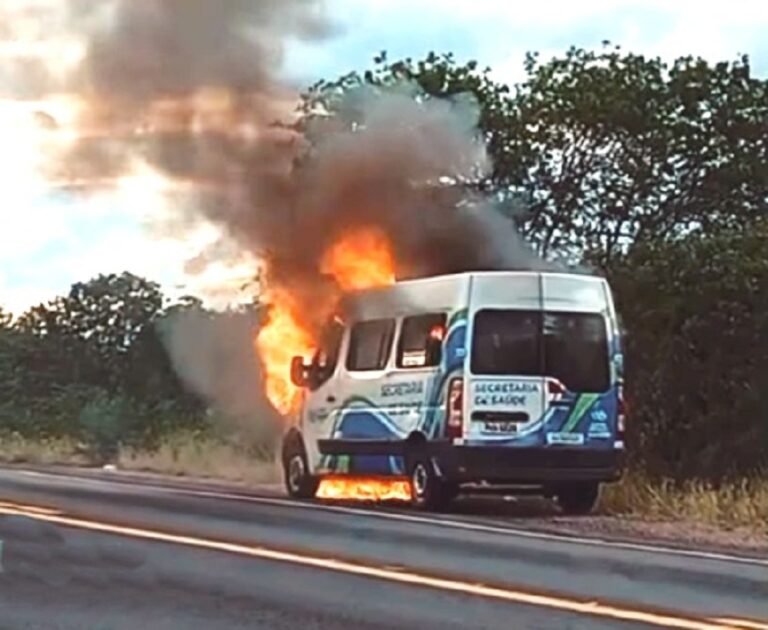 Incêndio em Van da Prefeitura de Capim Grosso na BR-324