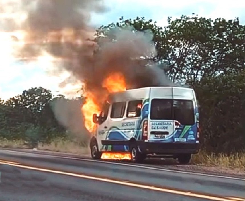 Incêndio em Van da Prefeitura de Capim Grosso na BR-324