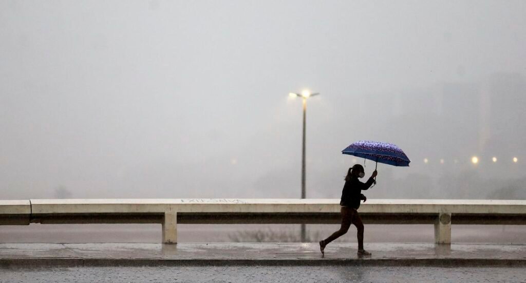 Inmet alerta para chuvas intensas em quase todo o Brasil