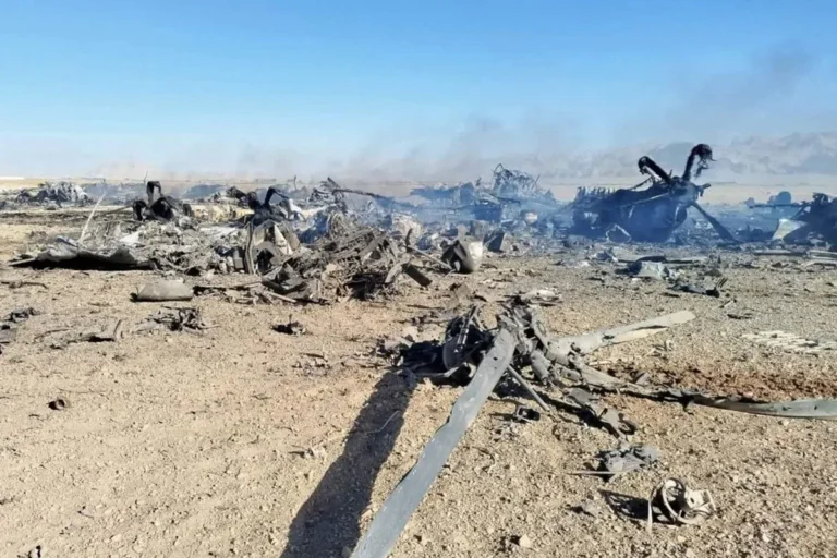 Foto divulgada pelo site oficial da IRGC, Sepah News, mostra os destroços e restos de aeronaves alvejadas e acidentadas no centro do Irã, em 5 de abril de 2026