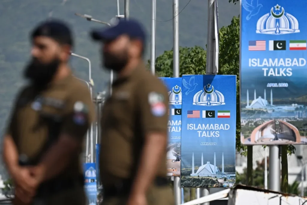 Agentes de segurança fazem a guarda em um posto de controle perto do Hotel Serena, na Zona Vermelha, em Islamabad, em 21 de abril de 2026, em meio a medidas de segurança reforçadas antes das esperadas negociações de paz entre os EUA e o Irã