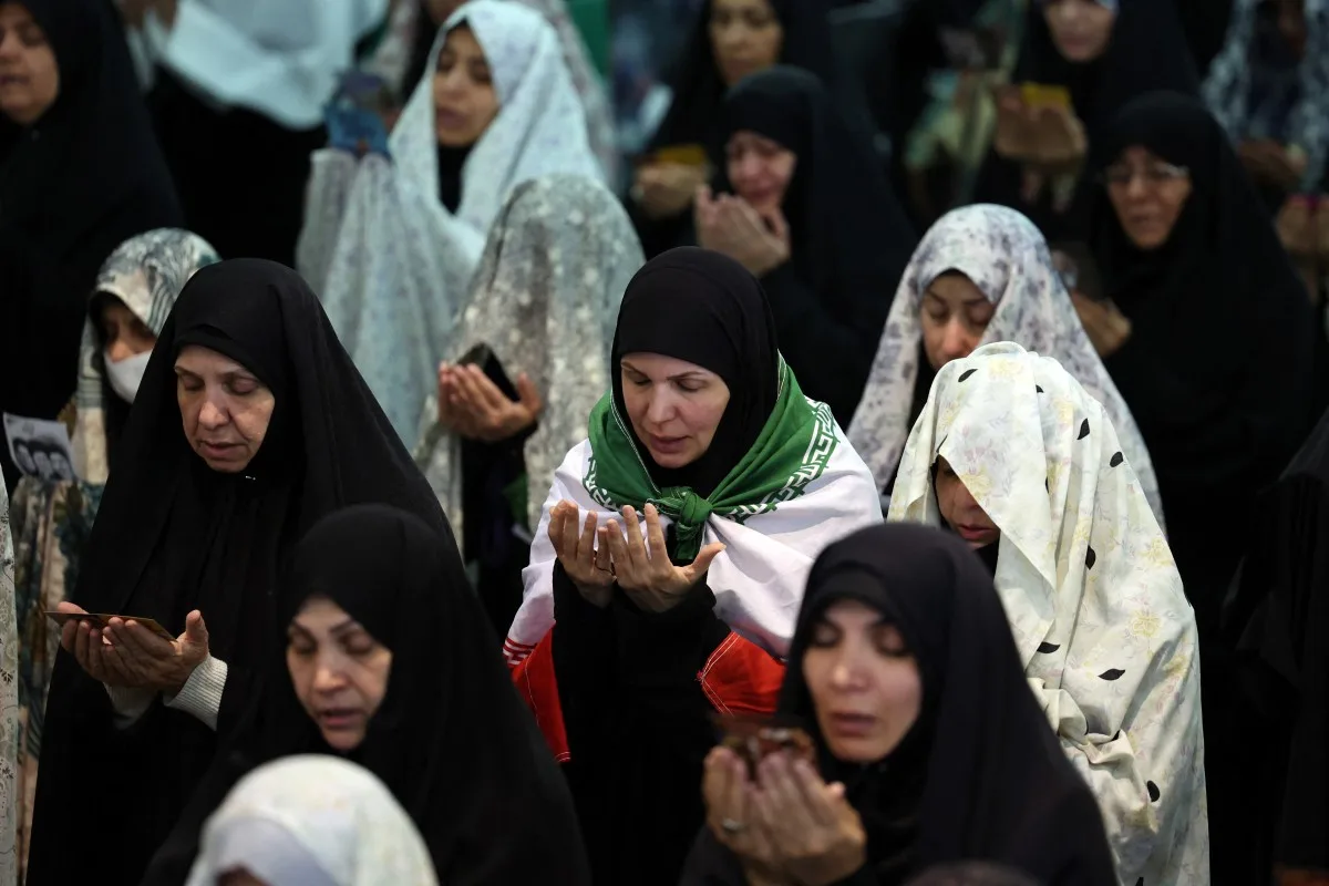 Mulheres xiitas iranianas participam das orações do Eid al-Fitr, que marcam o fim do mês sagrado muçulmano do Ramadã, na Grande Mesquita de Mosalla, em Teerã, em 21 de março de 2026, em meio aos bombardeios diários dos EUA e de Israel sobre a capital iraniana