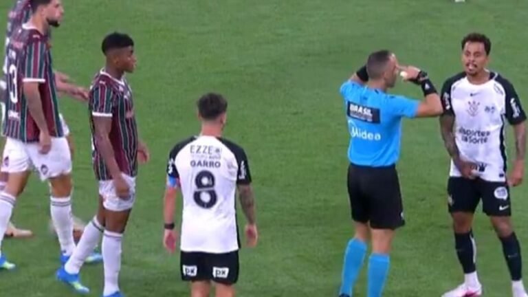 Jogador do Corinthians expulso por gesto ofensivo em partida