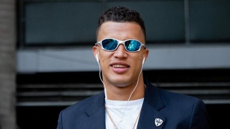 Jogador é suspenso por romance com filha de ícone do clube