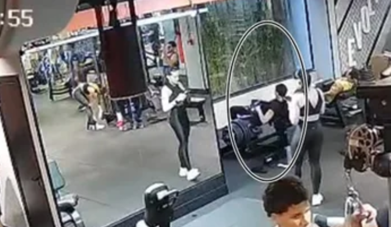 jovem faz elevação pélvica com 180 kg e fratura os joelhos; VEJA